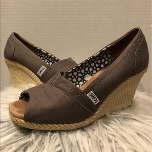 TOMS Calypso Peep Toe Canvas Wedges - size 8
